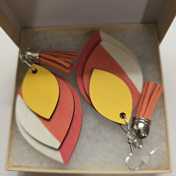 ARTISAN & HANDCRAFTED 2.5" Wood Leaf Tiered Dangle Pierced Earrings W/ Tassles - Picture 11 of 14